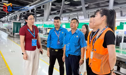 Bà Nguyễn Lan Anh, Phó Bí thư Thường trực Đảng uỷ phường Đông Mai trò chuyện với người lao động Công ty TNHH Kỹ thuật điện tử Tonly Việt Nam