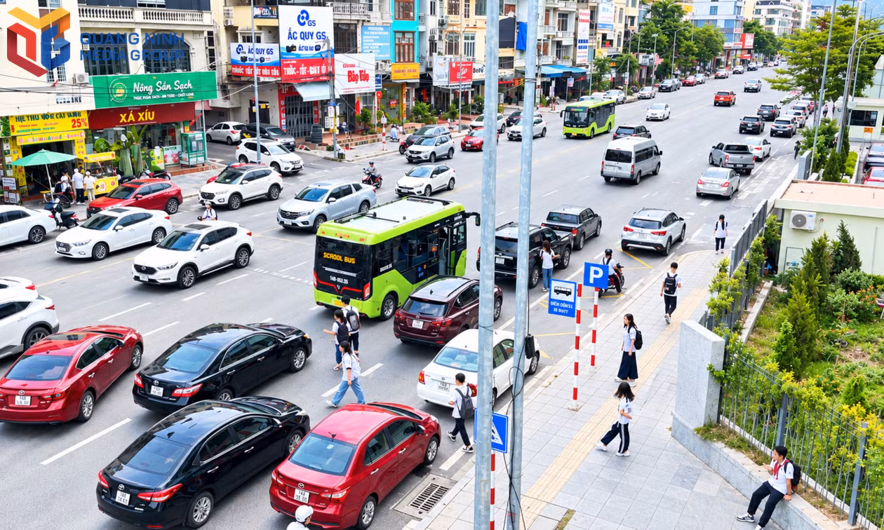 Điểm đón xe buýt bị chiếm dụng, học sinh đối mặt nguy cơ mất an toàn